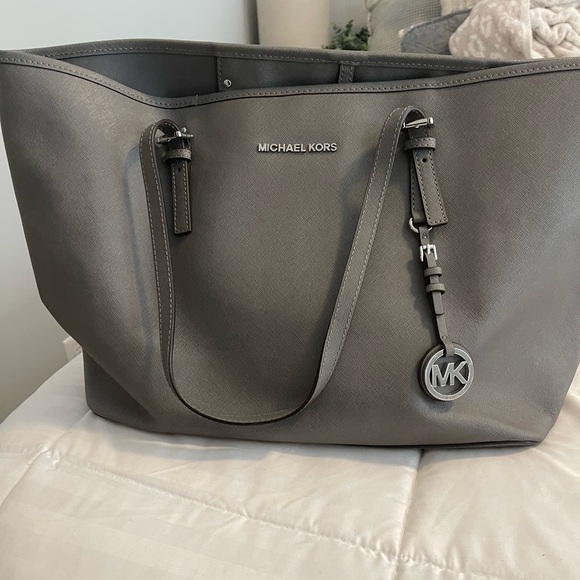Gray Michael Kors shoulder purse - Picture 1 of 2